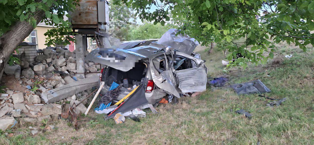 Tragedie la Drochia: doi bărbați au murit după ce mașina lor s-a lovit de un transformator electric