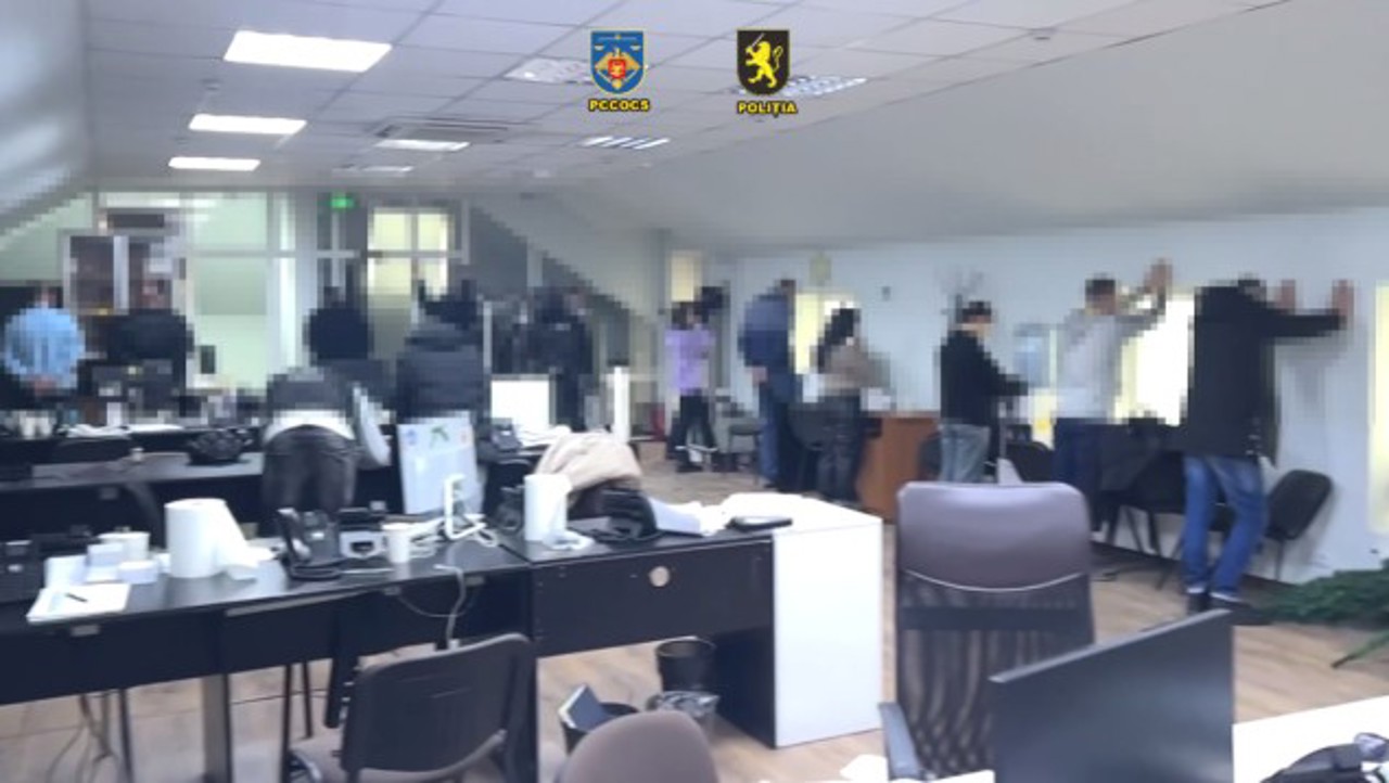 Rulaj de 2.000.000 de dolari pe lună într-un „centru de apel” din Chișinău: 15 persoane, reținute pentru escrocherie
