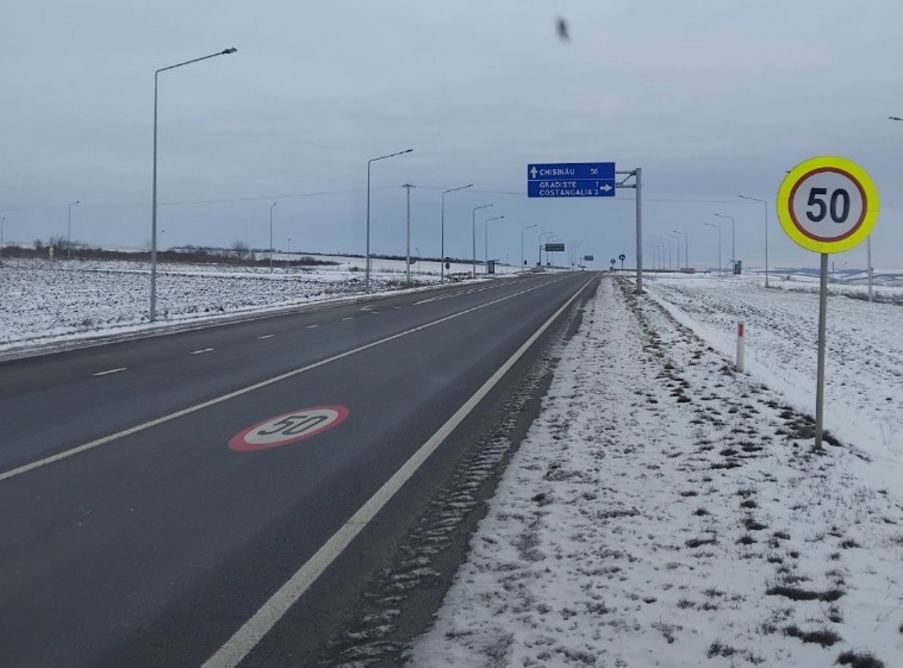 Drumarii au intervenit pe mai multe sectoare de drum. Se circulă fără dificultăți majore