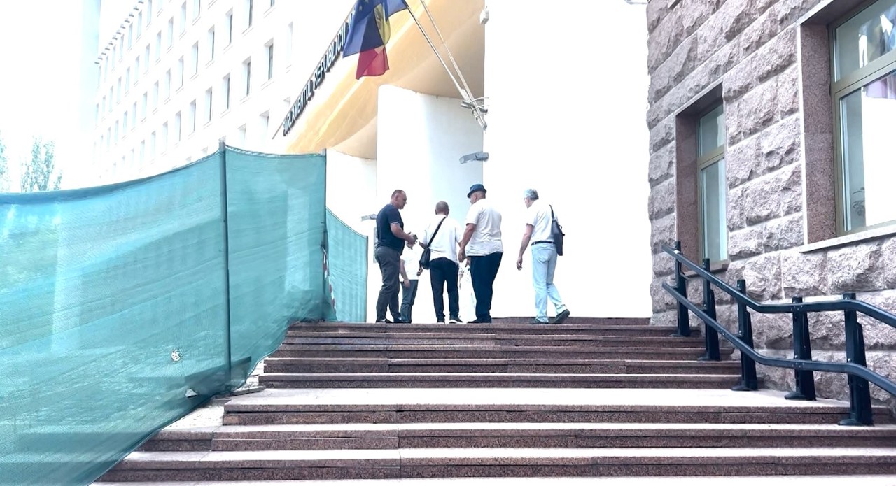 Negocieri fără rezultat la Parlament. Fermierii nu renunță la proteste