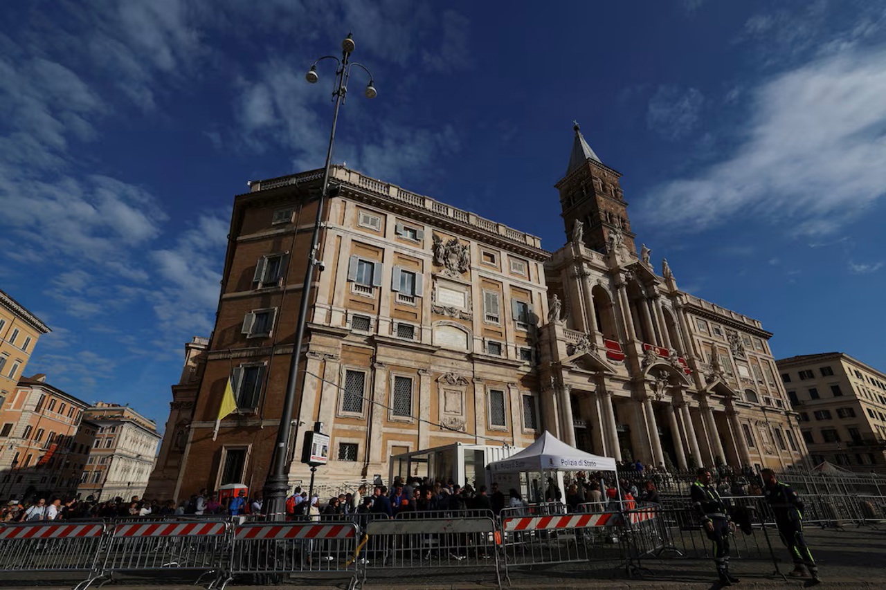 Oamenii au format cozi pentru a vizita mormântul Papei Francisc din Roma 