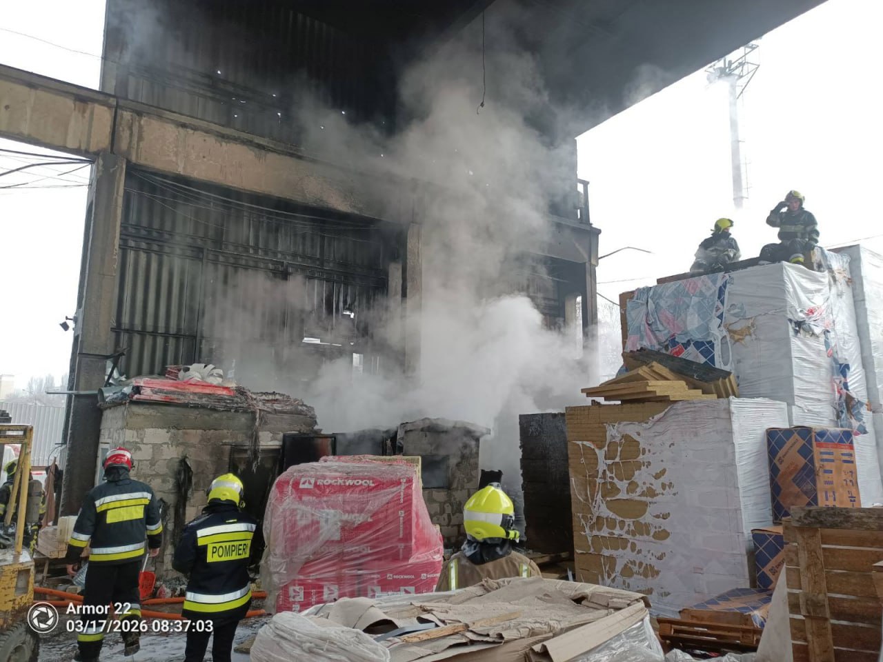 Un bărbat din capitală, transportat la spital cu arsuri. A încercat să stingă un incendiu într-un depozit