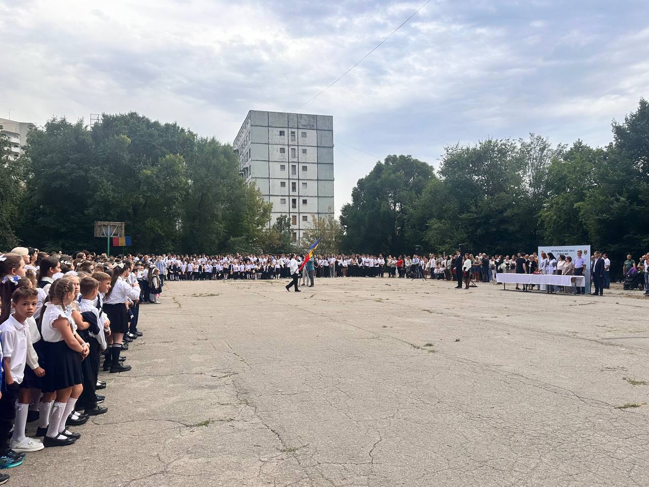 Emoții mari în prima zi de școală: „Aici e foarte bine, sunt prietenii mei și profesoara noastră care ne învață de toate” 