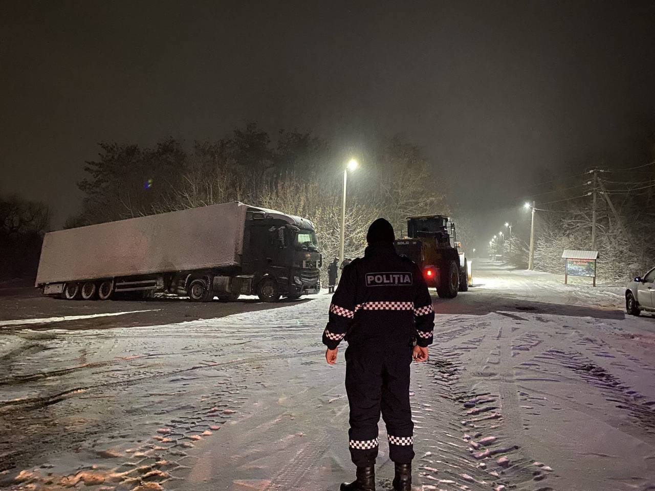 Ninsoarea a dat bătăi de cap șoferilor de camioane. Pe mai multe drumuri, circulația mașinilor de mare tonaj, sistată pe parcursul nopții