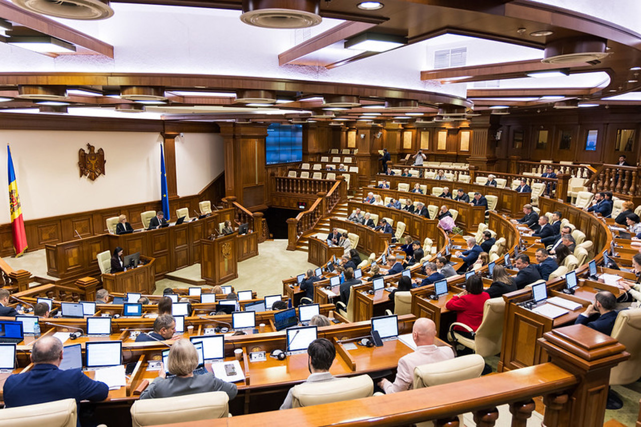 Парламент утвердил налоговую политику на 2027 год: 5,1 млрд леев дополнительных доходов, НДС 12% для HoReCa и сборы за посылки