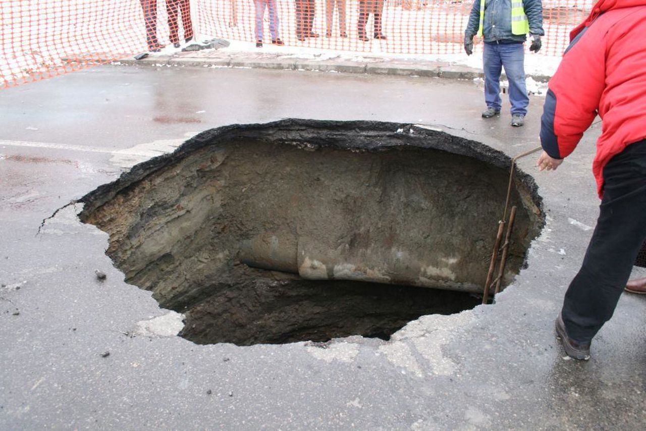 O porțiune a unei străzi din Bălți, în stare critică. Autoritățile locale s-au întrunit în ședință