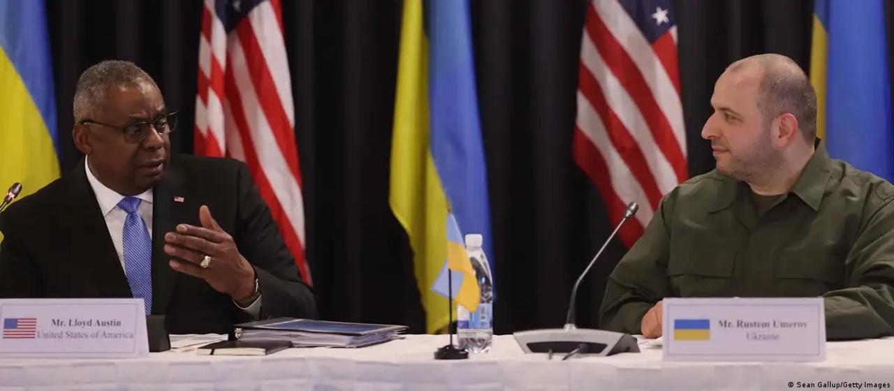 Getty images / Secretarul american al apărării, Lloyd Austin, la o întâlnire cu șeful armatei ucrainene, Rustem Umerov 