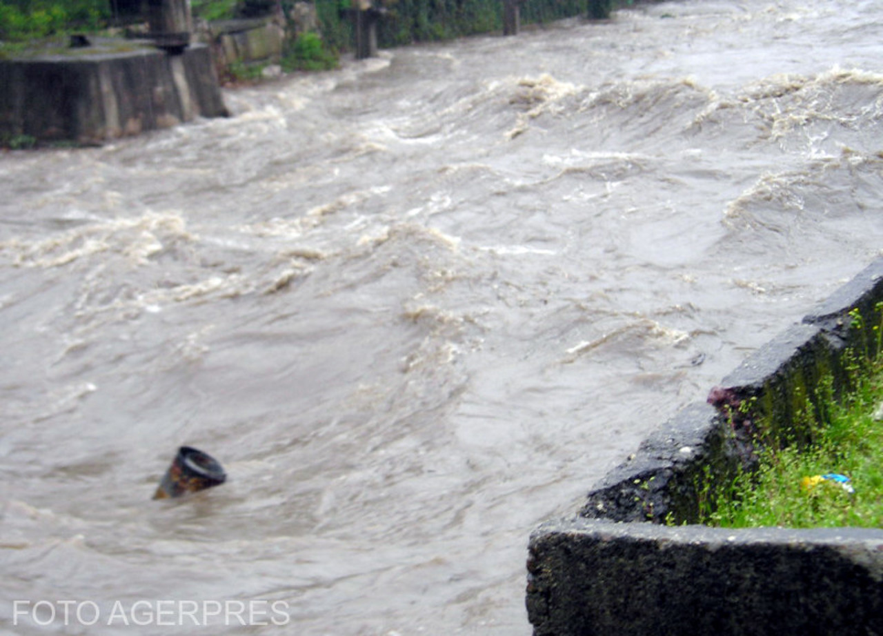 Проливные дожди на юго-западе Румынии. Спасатели вмешались, чтобы вывезти людей из домов, которым угрожает наводнение
