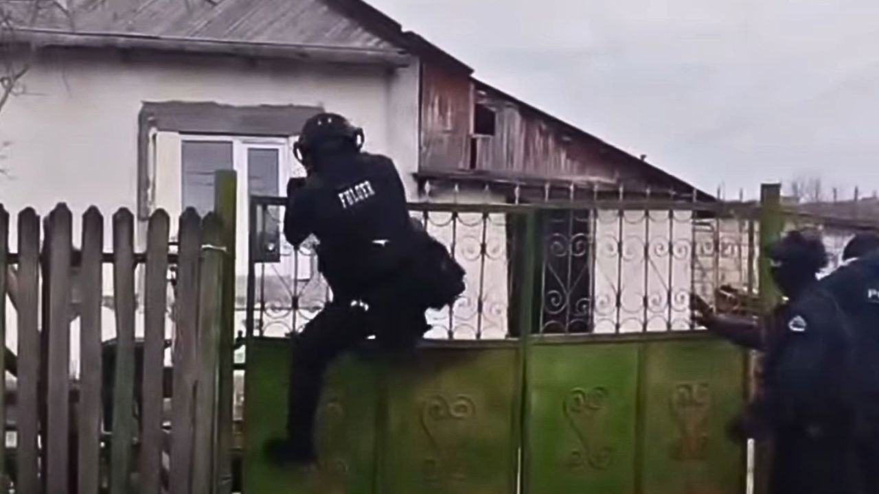 ВИДЕО| Четверо мужчин задержаны за шантаж и вымогательство: у молодого человека отобрали автомобиль