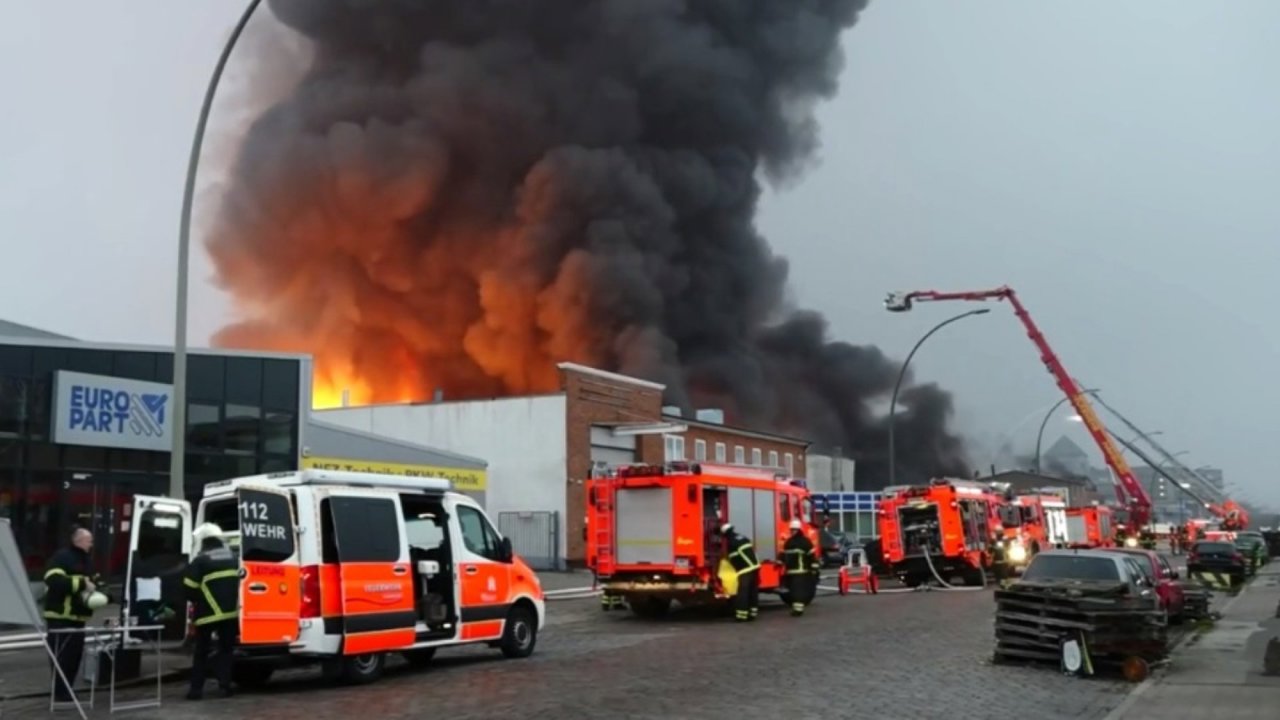 Centrul orașului Hamburg, acoperit de fum negru după un incendiu la două depozite