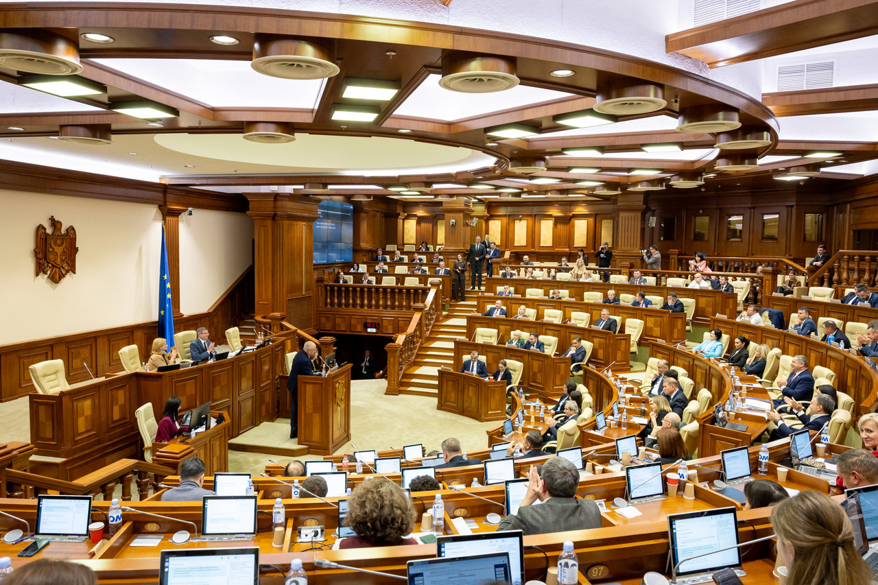 Opt mandate vacante în Parlament. Cine i-ar putea înlocui pe deputații care au mers în Guvern sau au renunțat la fotoliul de legislator