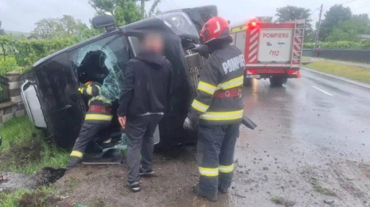 Microbuz din R. Moldova, implicat într-un accident rutier în județul Suceava. Un pasager, transportat la spital
