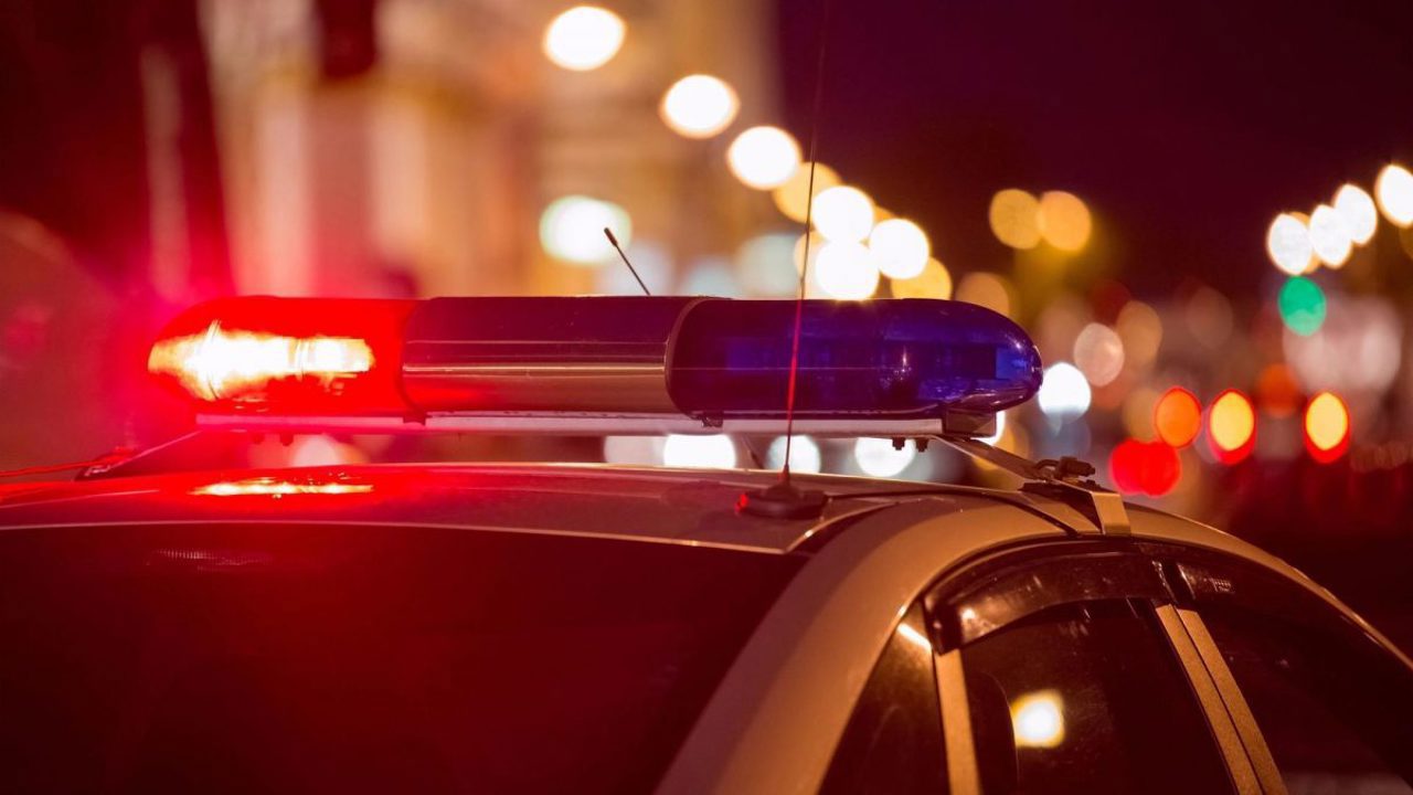 Scandal după un accident provocat de un motociclist beat și fără permis: Mașina poliției, avariată 