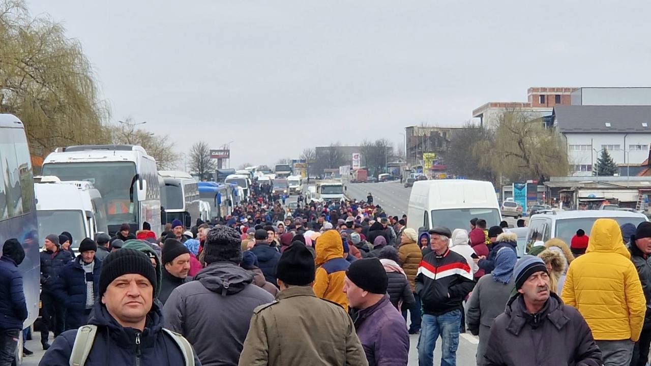 Въезд в муниципий Кишинэу со стороны Ставчен заблокирован десятками демонстрантов. Полиция на месте