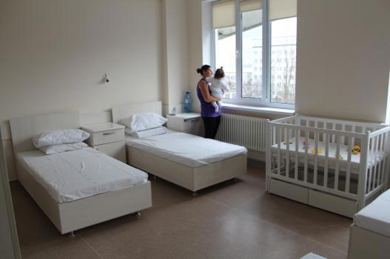 O fetiță de un an și opt luni a căzut de la etajul opt. Medicii fac tot posibilul să o salveze