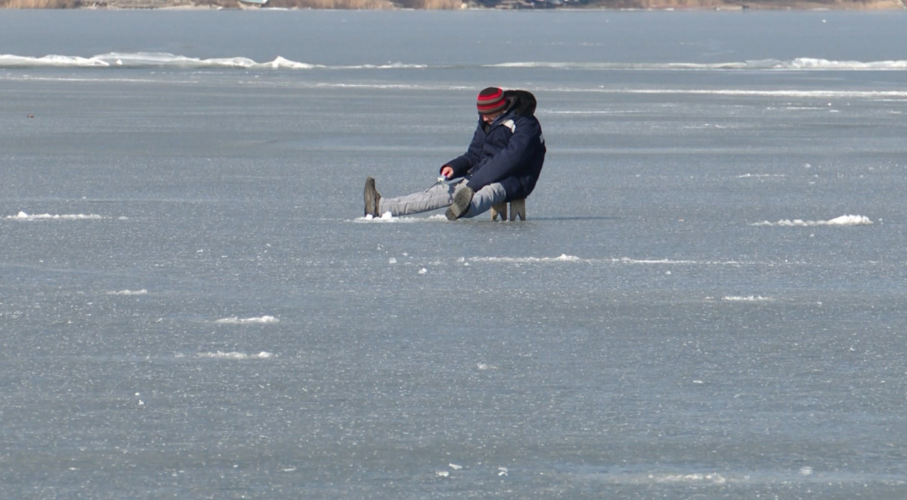 Pescuit pe gheață subțire: avertismentul salvatorilor ignorat de unii pescari