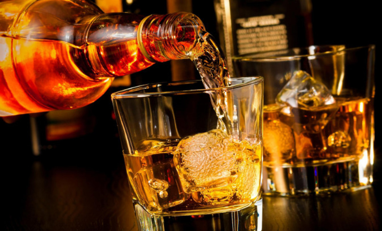 Băuturile dulci cu alcool, o amenințare pentru tineri. Autoritățile pregătesc măsuri fiscale