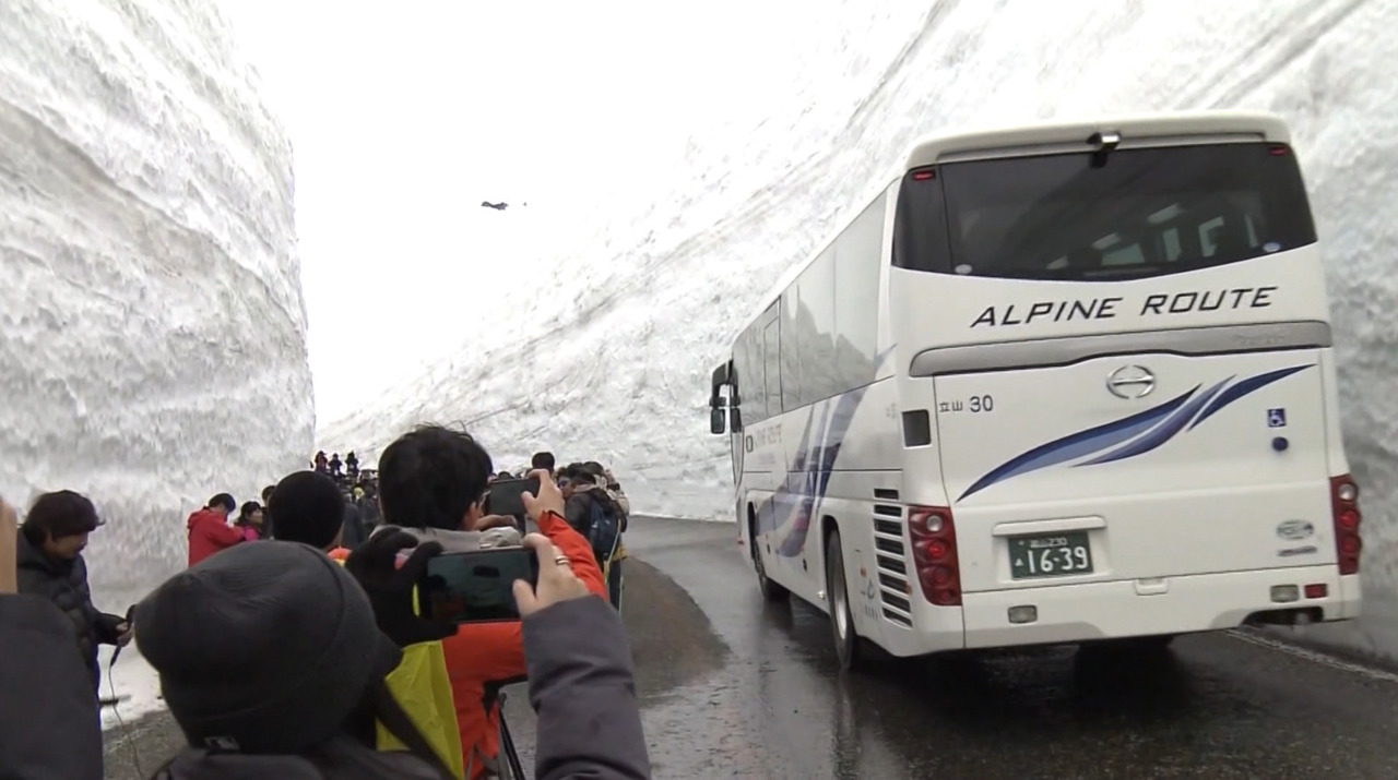 Ruta spectaculoasă prin ziduri de zăpadă din Alpii Japoniei, redeschisă turiștilor