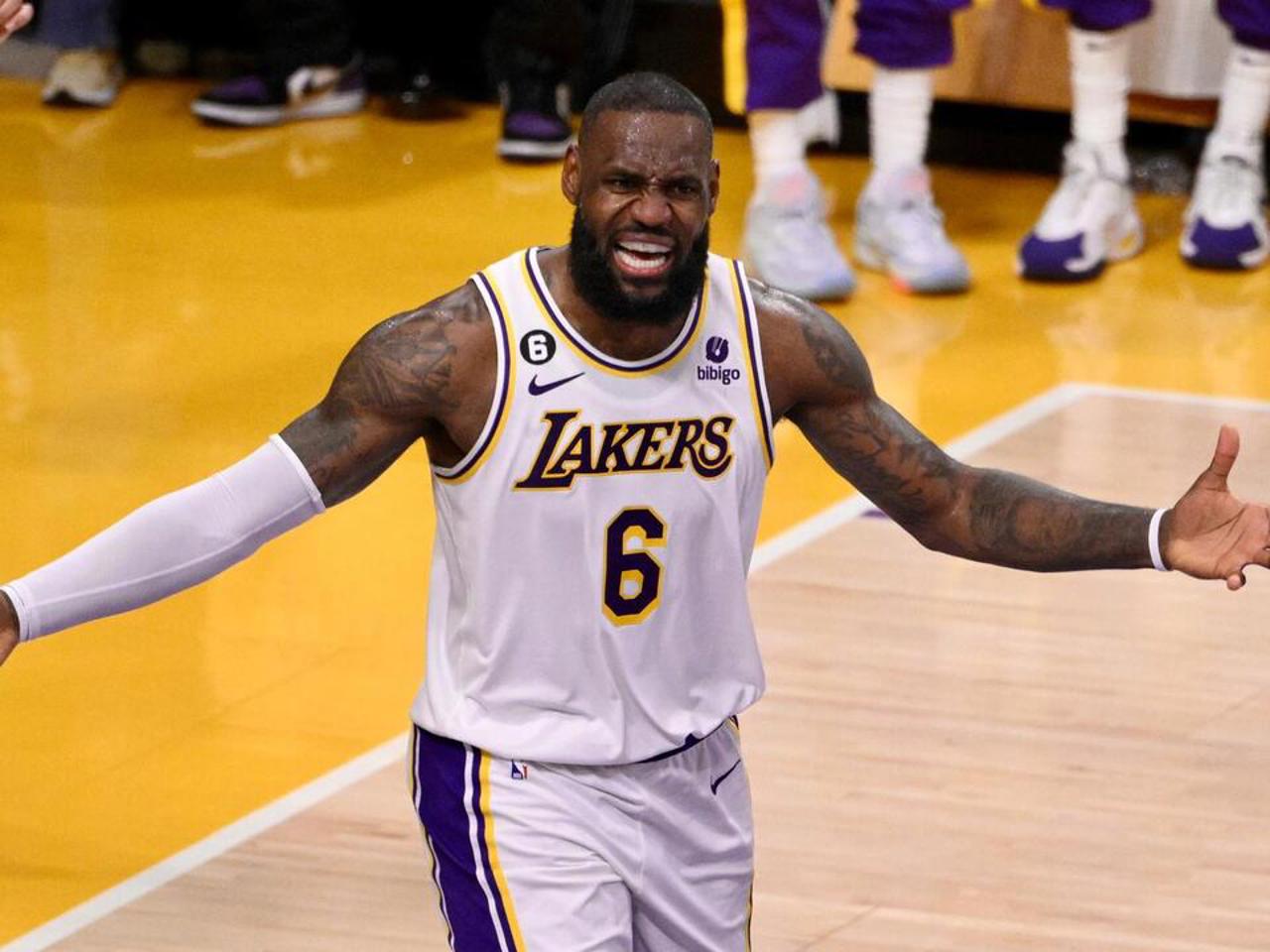 Incident în NBA! Vedeta LeBron James a lovit involuntar un arbitru