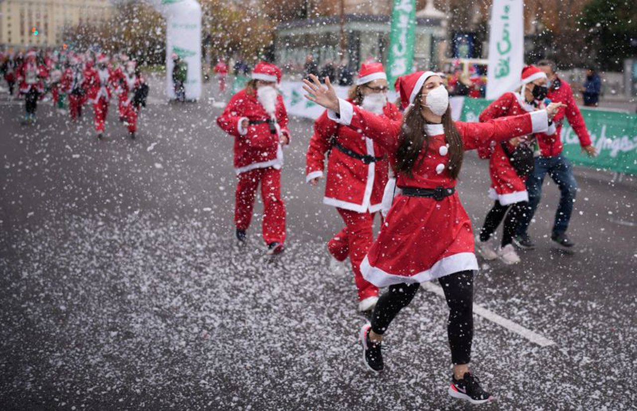 Thousands of Santa Clauses participated in the traditional Christmas Race, organized in France