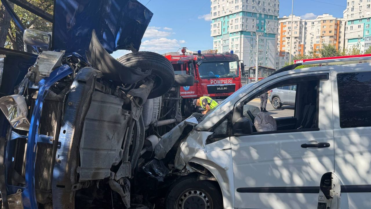 VIDEO, FOTO | Carambol pe viaductul din Chișinău: Cinci automobile s-au ciocnit violent, iar circulația troleibuzelor este afectată