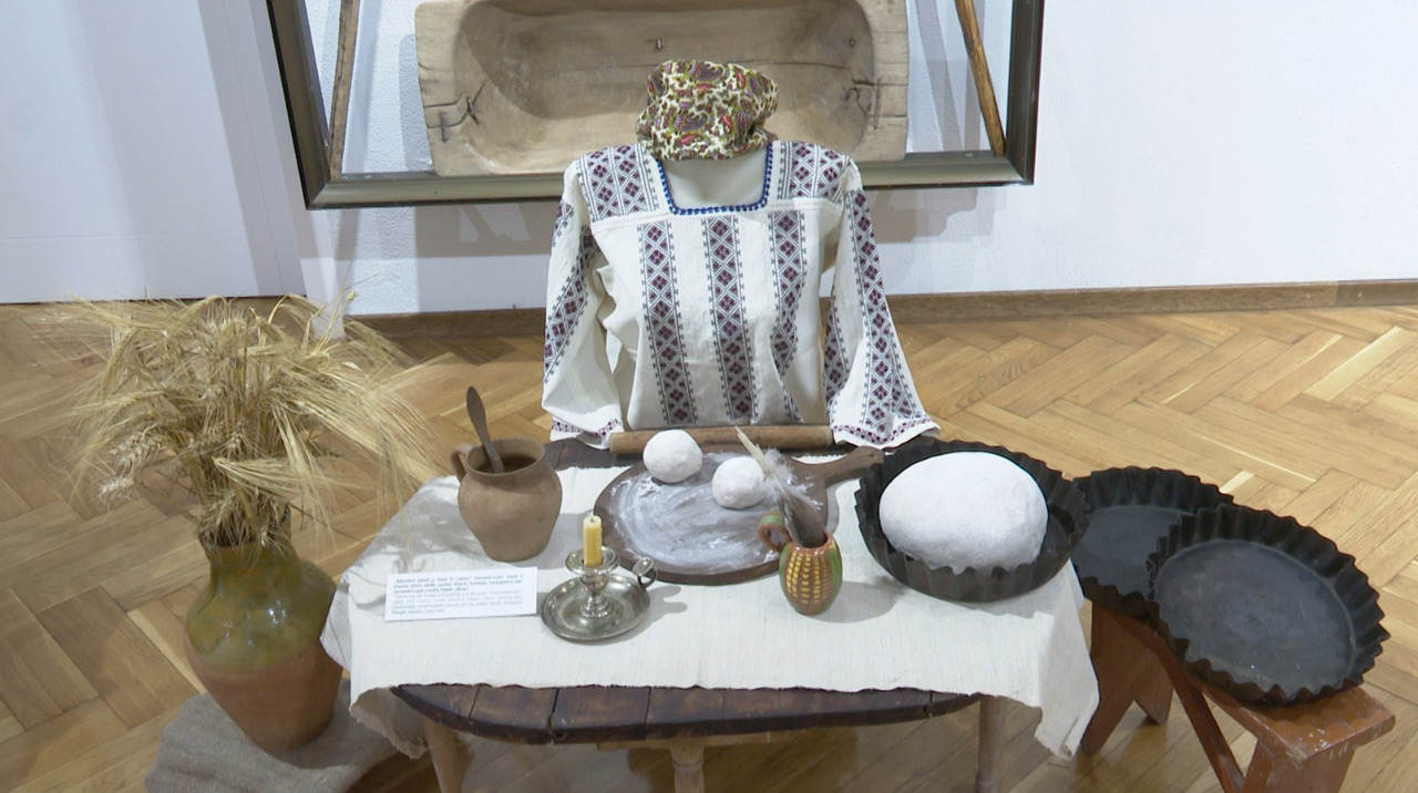 „Miros de pâine caldă”: O expoziție despre tradițiile milenare ale pâinii a ajuns la Chișinău