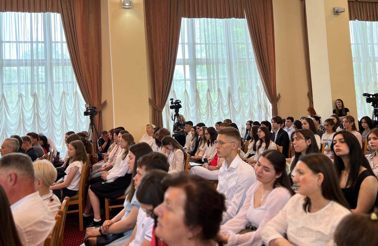 Au fost premiați învingătorii olimpiadelor republicane la Limba și literatura română și Istoria românilor și universală