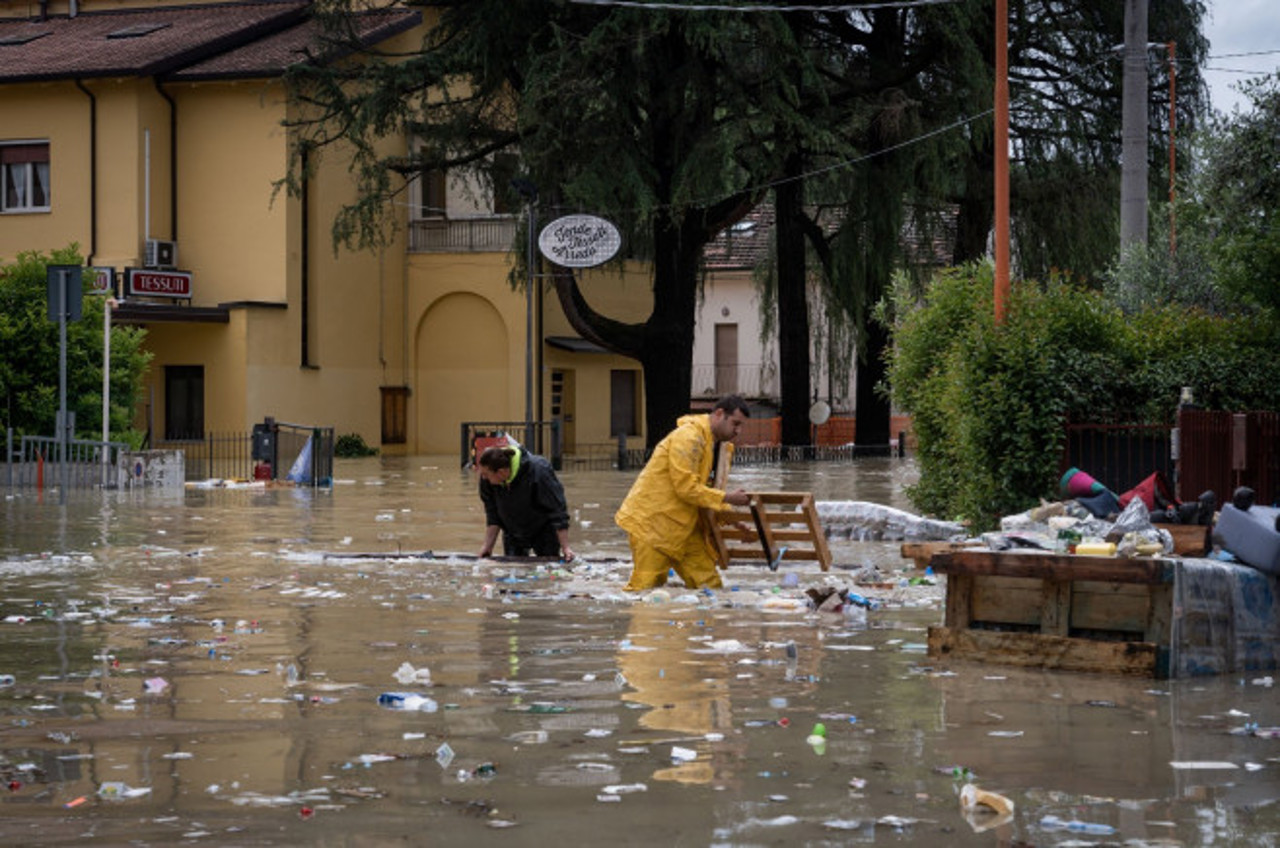 Nouă morți și mii de evacuați în Italia devastată de 36 de ore de un ciclon