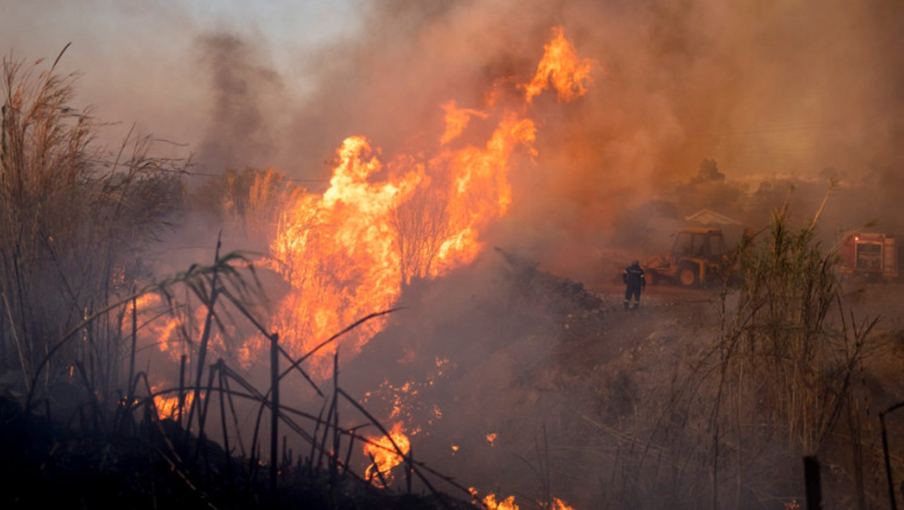 Incendiu devastator lângă Atena: Cel puțin un mort și case mistuite de flăcări