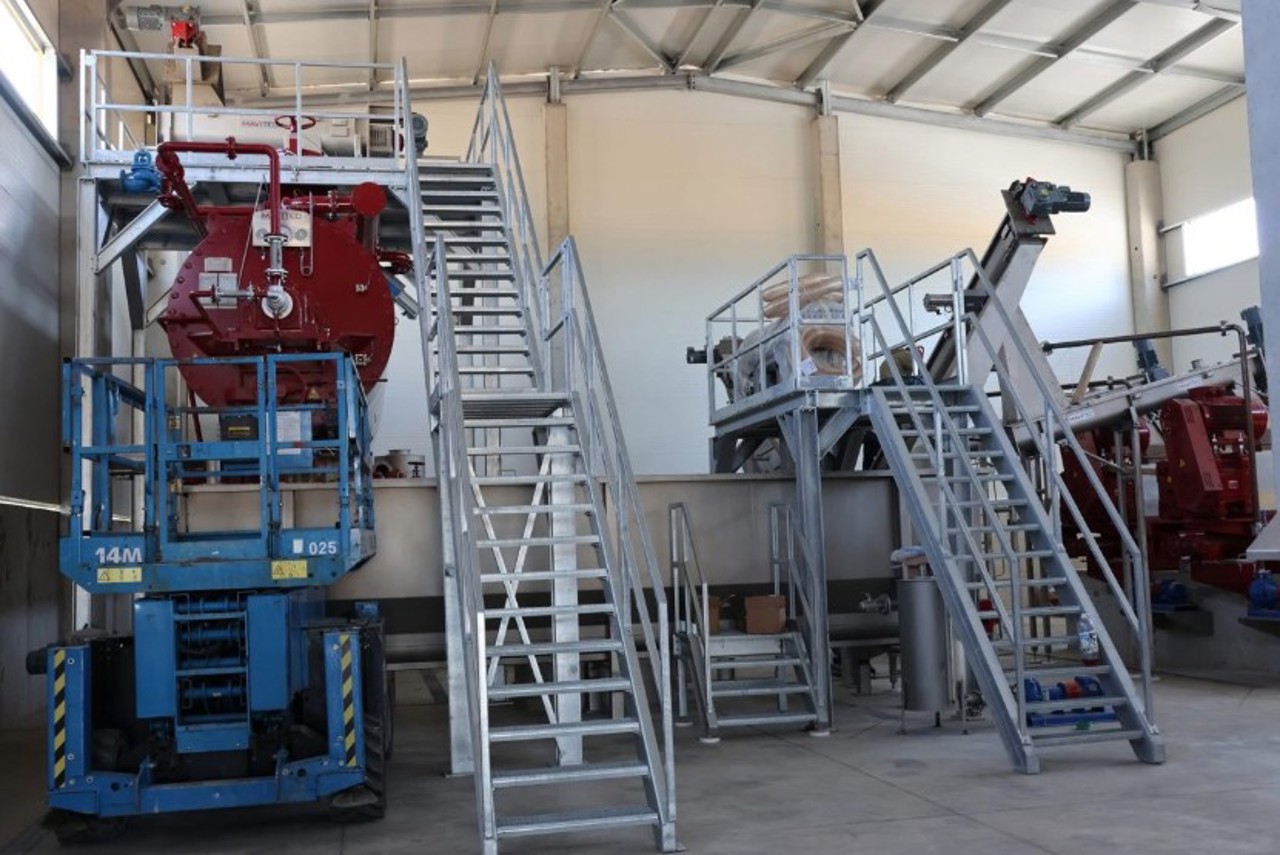 Resturile rămase după sacrificarea animalelor nu vor mai fi aruncate pe câmpuri. Prima fabrică de prelucrare a deșeurilor, gata în proporție de 70%