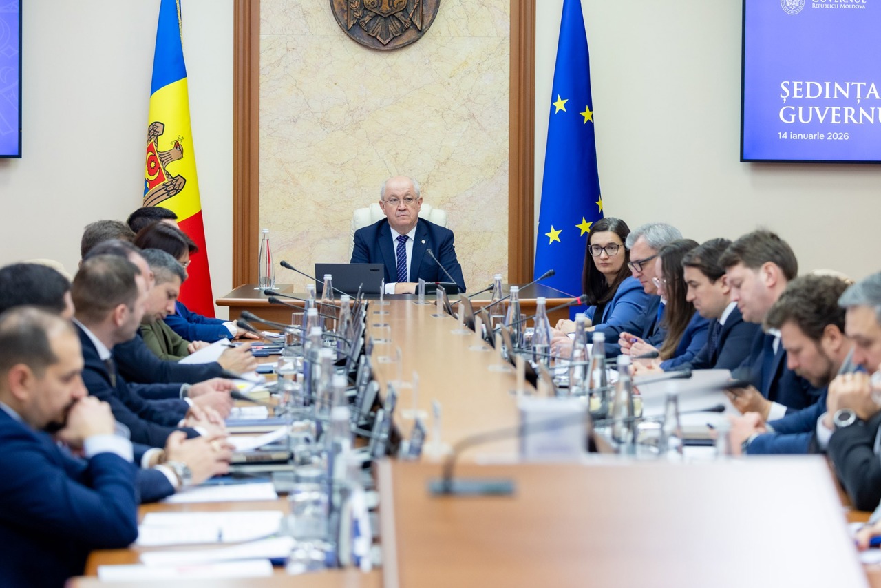 Mai multe funcții din sectorul public ar putea fi eliminate. Ministru: „Dacă am lucrat atâția ani fără ele, înseamnă că trebuie excluse din organigramă”