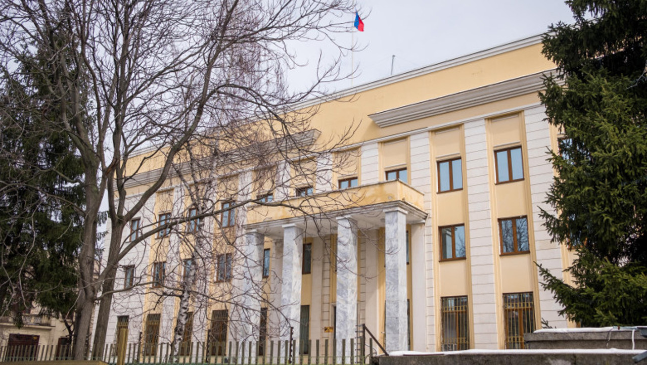 В Бухаресте мужчина попытался протаранить ворота посольства России