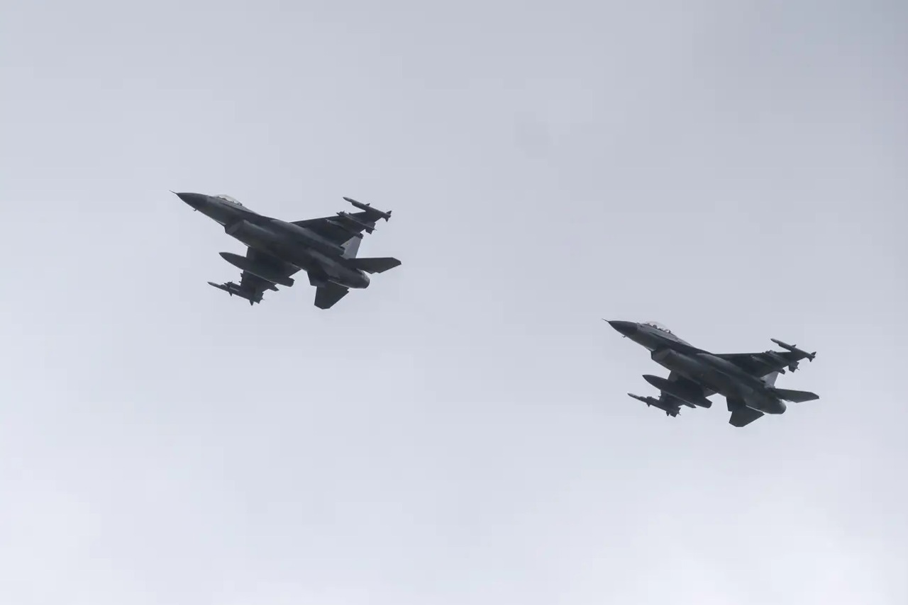 Premieră în lupta aeriană din Ucraina: Un F-16 a doborât primul avion de vânătoare rusesc
