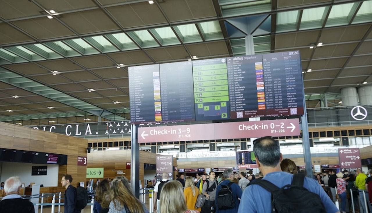 Zboruri întârziate sau anulate pe mai multe aeroporturi europene după un atac cibernetic 