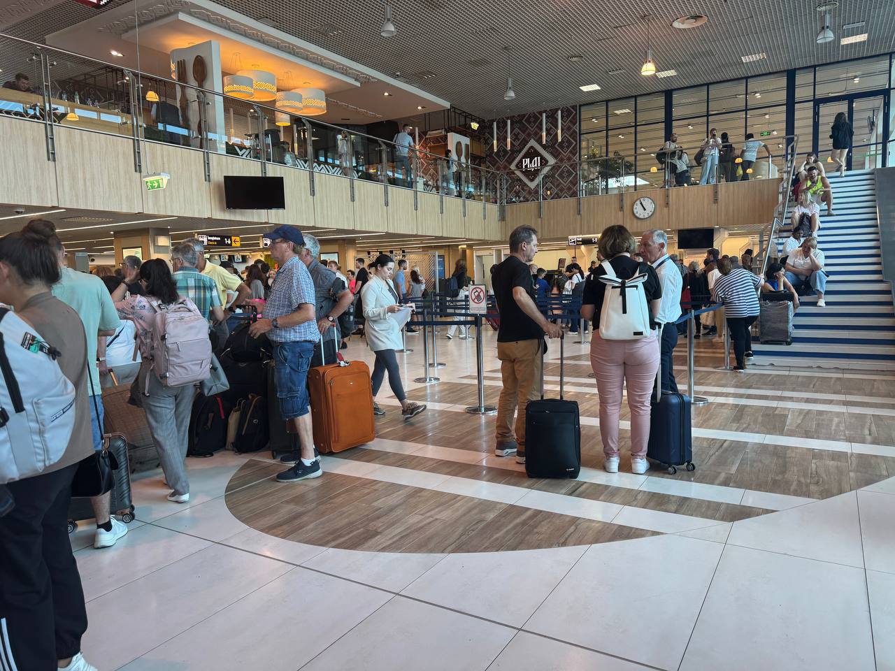 Util: Ce trebuie să ofere un pachet turistic contractat de la agenții și ce drepturi au cetățenii dacă vacanța le este anulată 