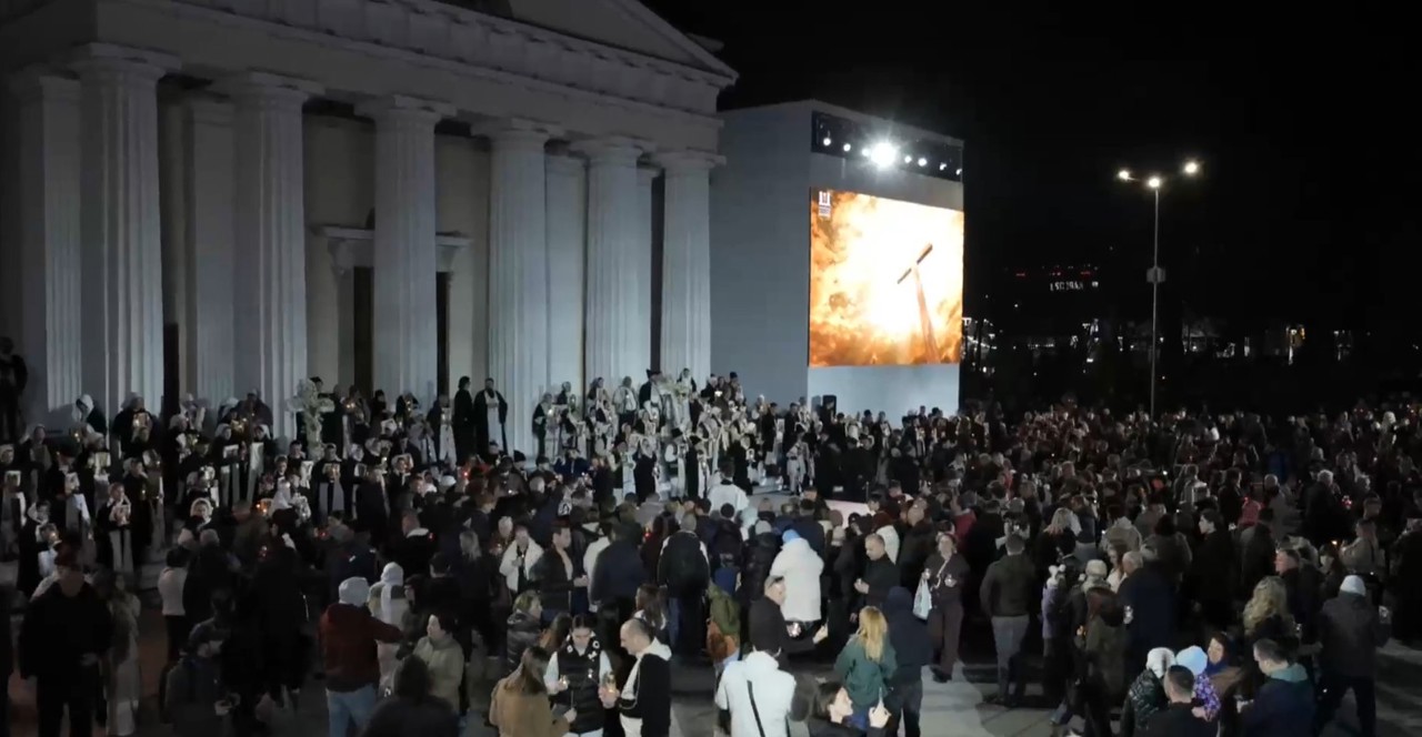 Focul Haric a ajuns la Catedrala „Nașterea Domnului”. Numeroși enoriași au venit să ia lumina sfântă: „O bucurie mare în suflet”