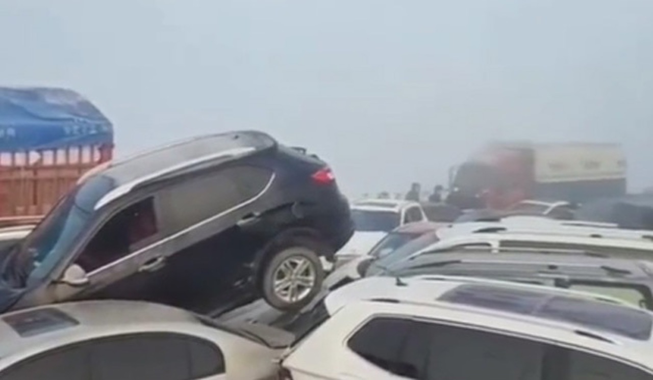 Цепная авария с участием более 200 автомобилей в Китае