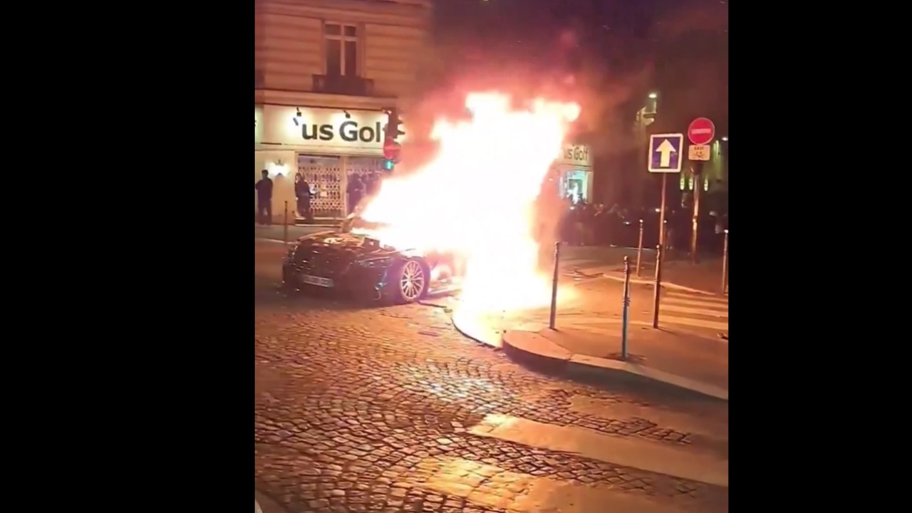 В Париже автомобиль врезался в толпу футбольных болельщиков