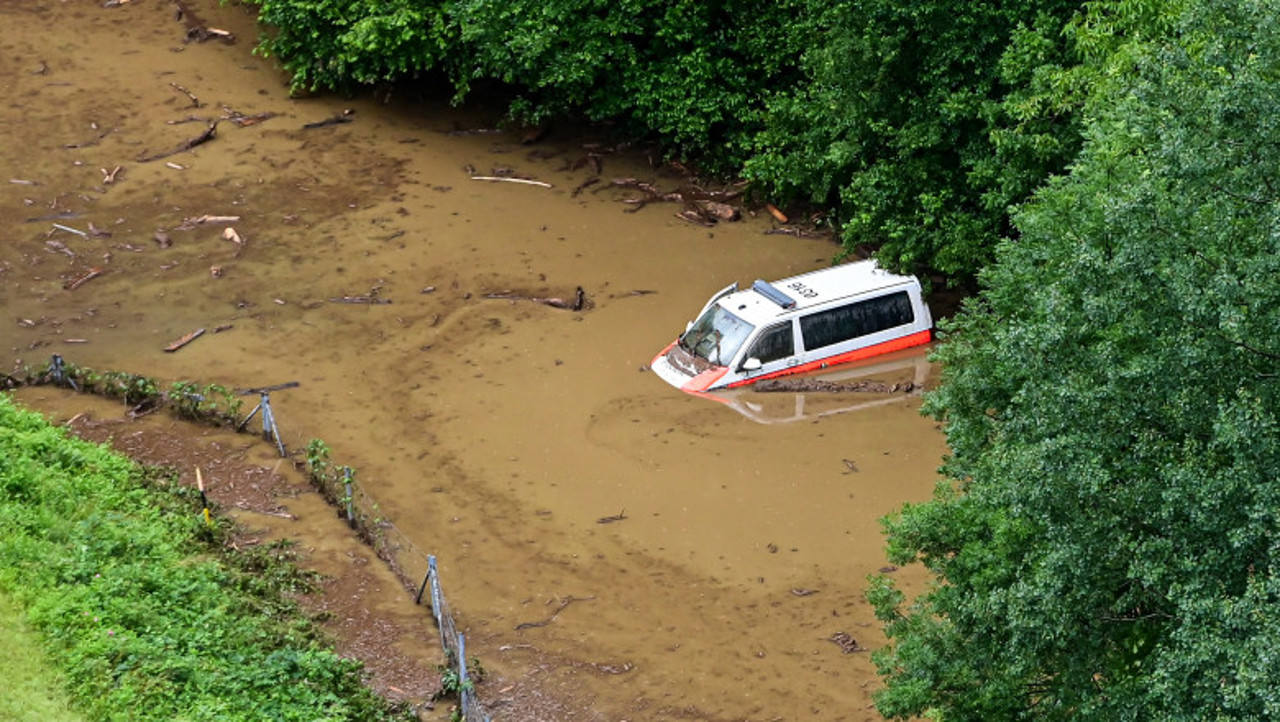 Nouă sate din Elveția, afectate de ploile torențiale din ultimele săptămâni. Mai multe persoane au fost evacuate cu un elicopter  