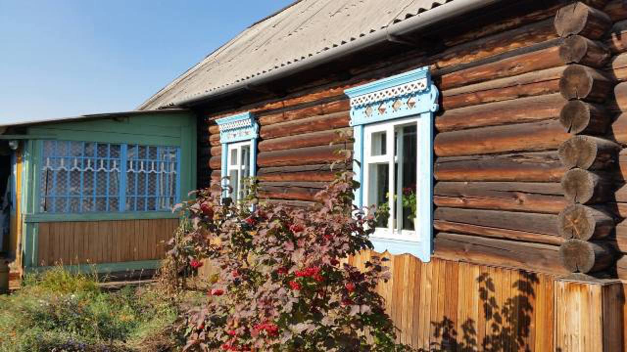Facebook.com/Octavian Țîcu: Satul Veseolîi, casa moldoveneasca cu verandă: un amestec dintre tradiția românească și cea rusă de a face case în Siberia.