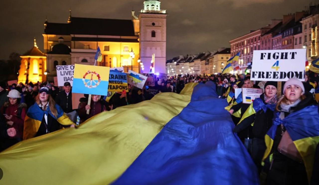 "Вместе мы победим": в Польше на митинг в поддержку Украины вышли тысячи человек