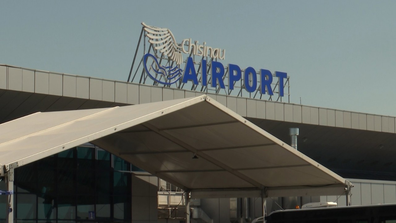 Pasagerii Aeroportului Chișinău așteaptă îmbarcarea sub copertină. Terminalul urmează să fie extins