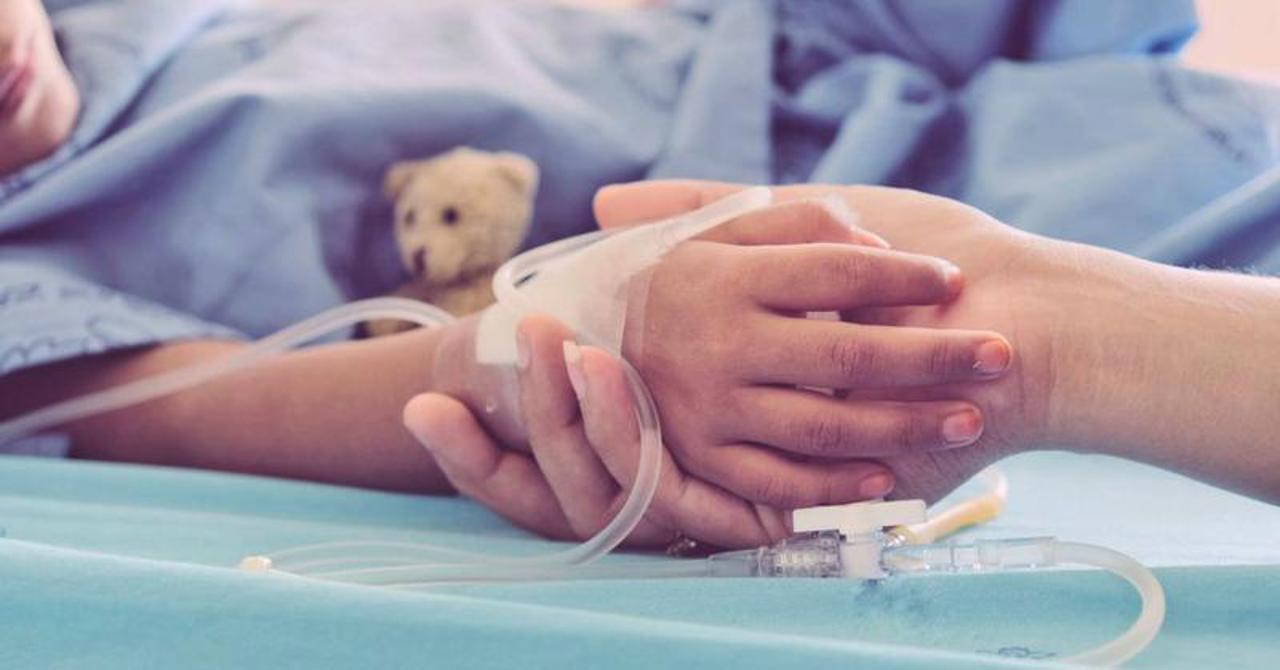 Un copil de șapte ani, internat în stare gravă după ce o poartă de fotbal s-a prăbușit peste el