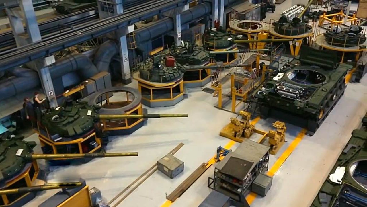 Două treimi din creșterea economiei ruse s-a datorat producției de tancuri și bombe