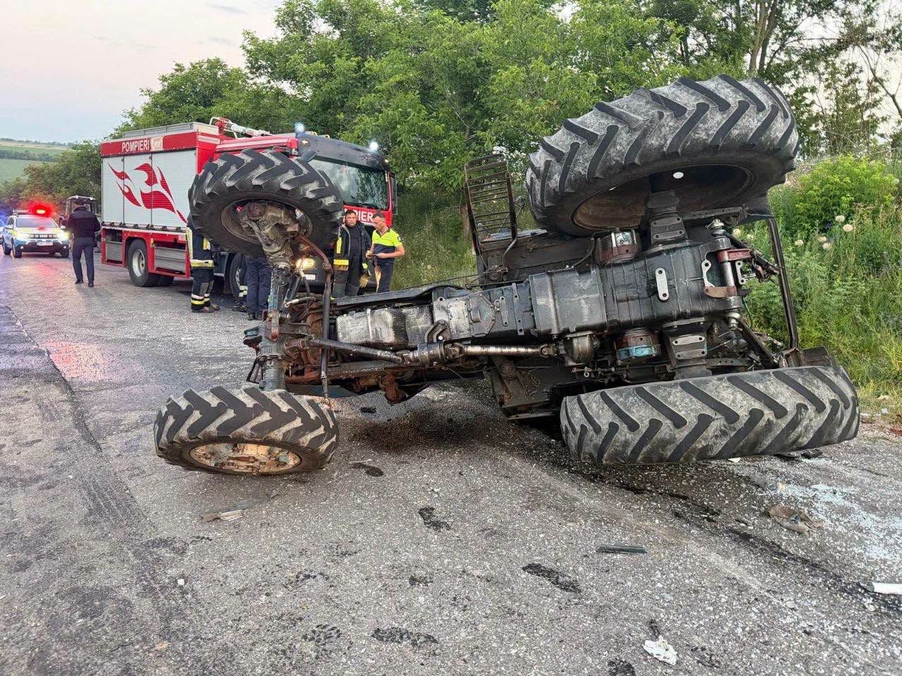 Orhei: Un mort și trei răniți, după ce un automobil condus de un tânăr băut s-a lovit de remorca unui tractor 