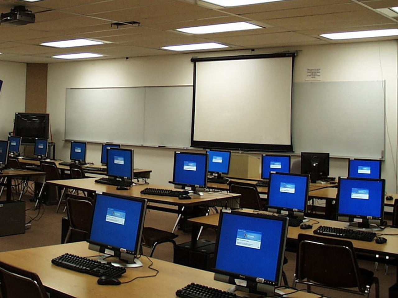 20 школ в районах Хынчешть и Анений Ной получили в подарок 400 лэптопов