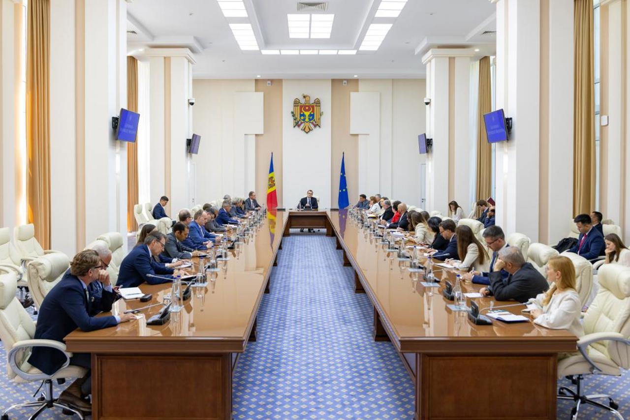Premierul, în discuții cu ambasadorii acreditați în R. Moldova: „Dorim să consolidăm legăturile economice și să creăm mai multe oportunități”