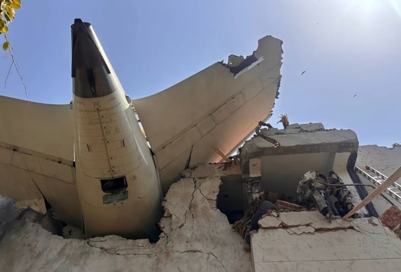 Una dintre cutiile negre ale avionului prăbușit în India, găsită la o zi după drama de la Ahmedabad