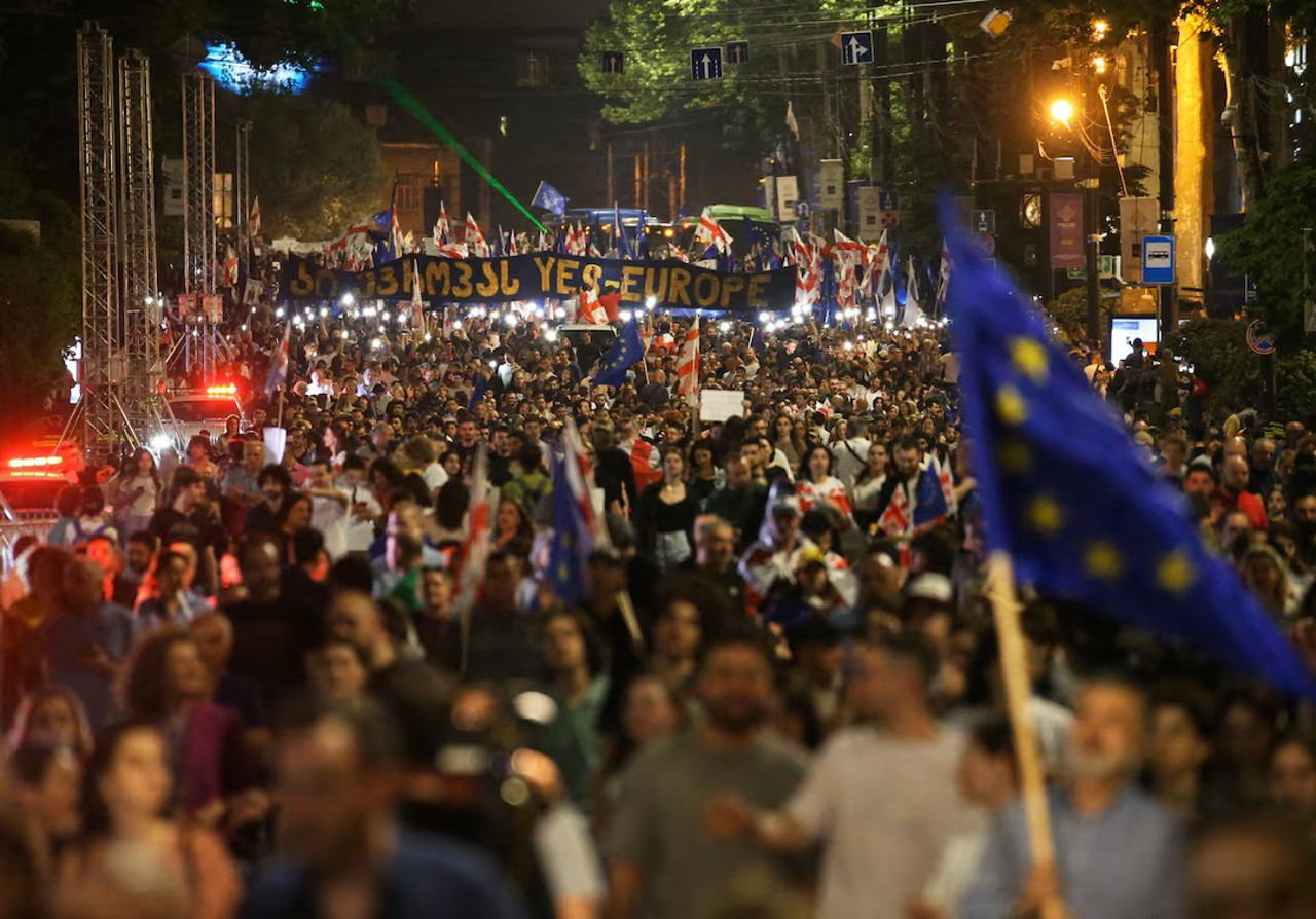 „Nu legii ruse, da Europei”. Mii de persoane protestează în Georgia împotriva proiectului de lege privind „agenții străini”