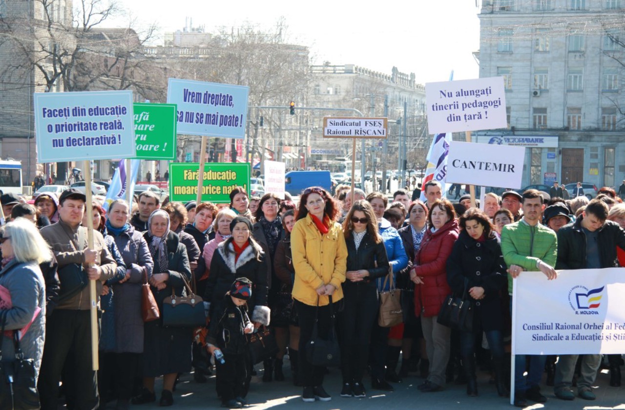 Teachers in the Republic of Moldova go on strike: they demand salaries equal to the economy average